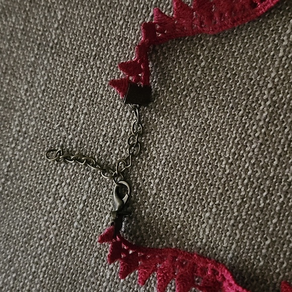 Beautiful Victorian Style Redish Rose Choker with Cameo Pendant - Picture 5 of 7